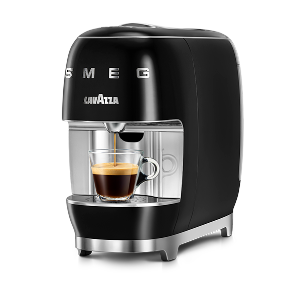 04-2020 LAV_SMEG_black_3-4 Smeg+tazza+colata-2.png